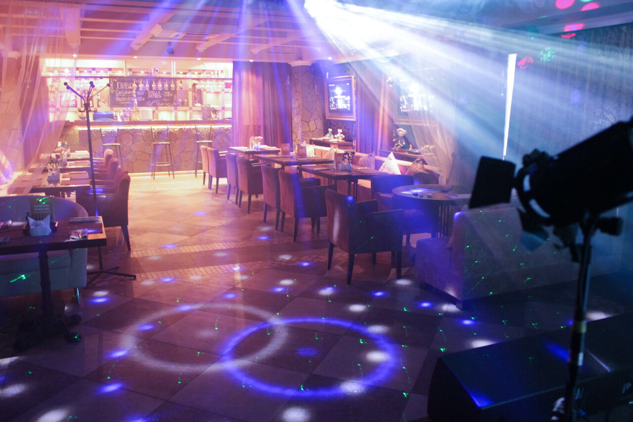 Арендовать Ресторан со сценой и мягкими диванами