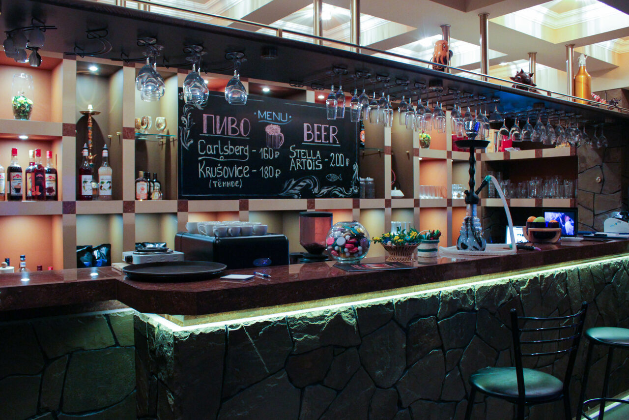 Арендовать Ресторан со сценой и мягкими диванами