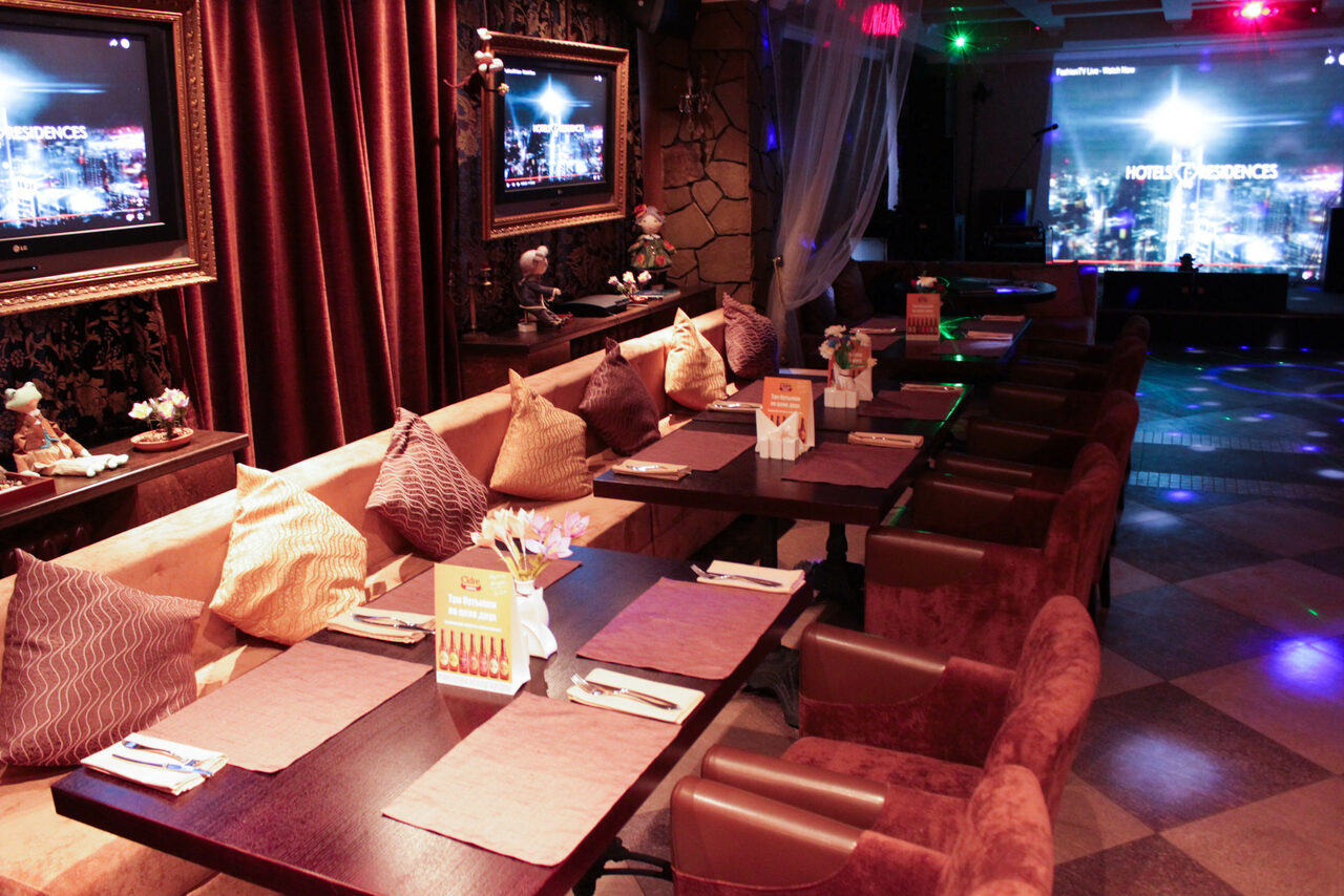 Арендовать Ресторан со сценой и мягкими диванами