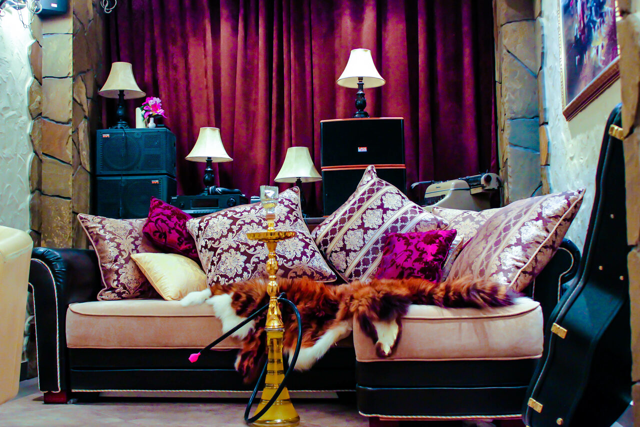 Арендовать Ресторан со сценой и мягкими диванами