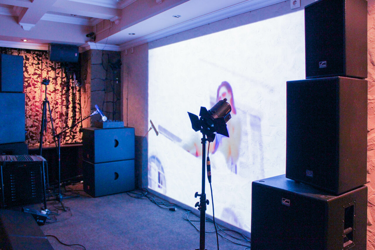 Арендовать Ресторан со сценой и мягкими диванами