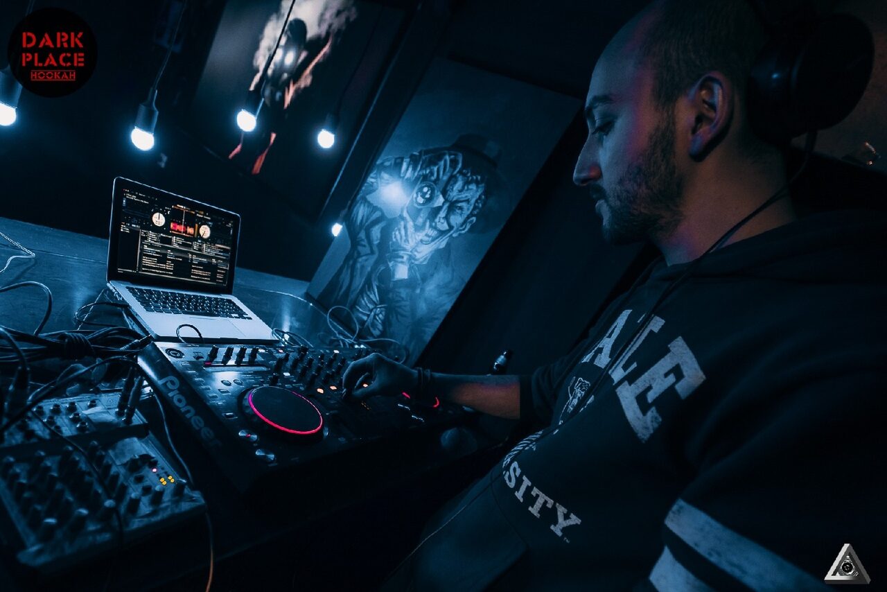 Арендовать Dark Place - уютное помещение в центре Петербурга 