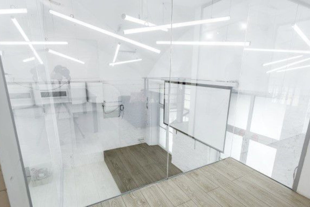 Арендовать Современный белый лофт в центре