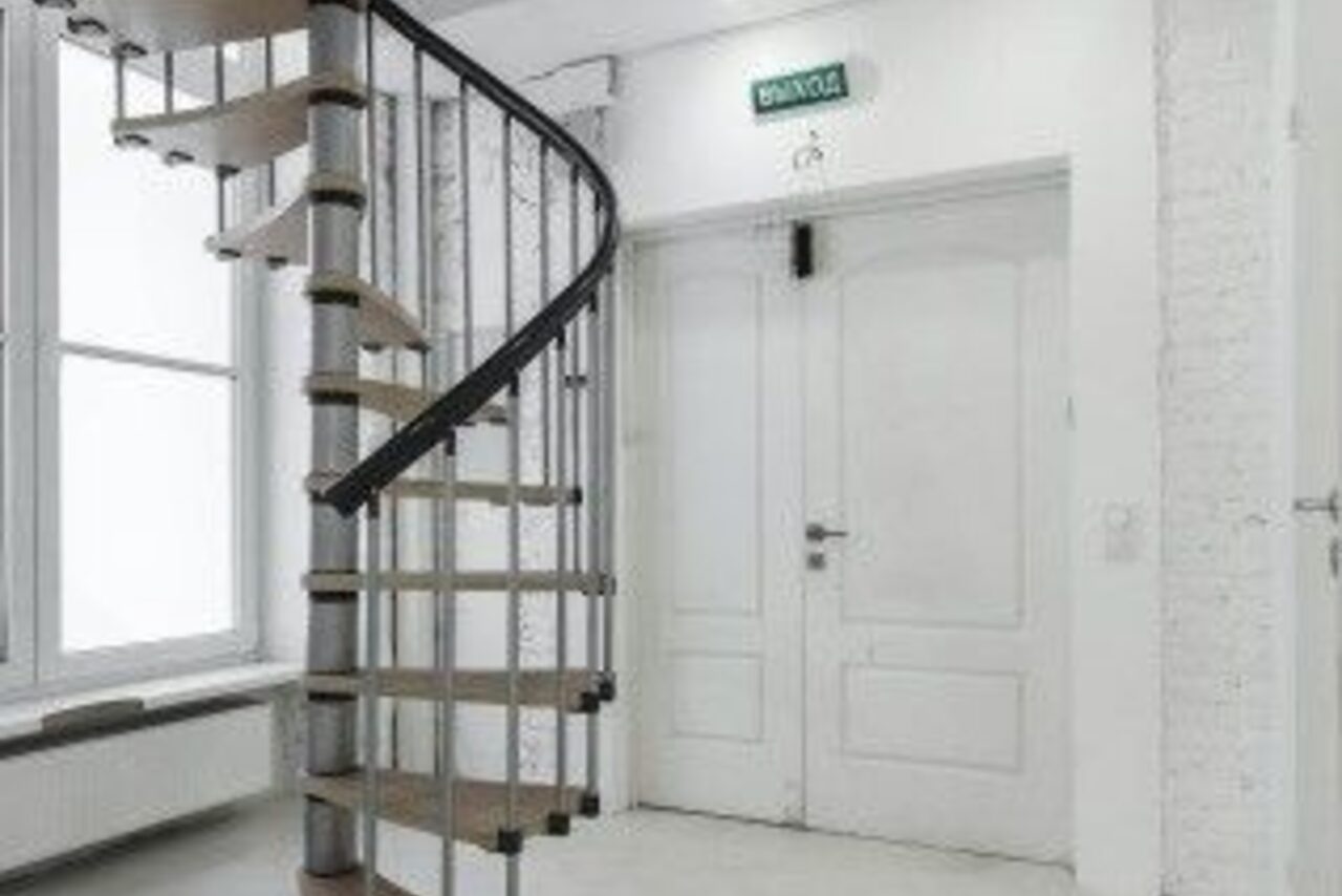 Арендовать Современный белый лофт в центре