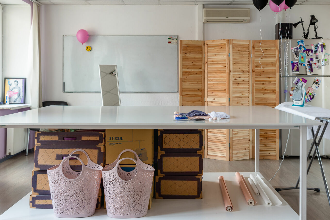 Арендовать Светлое помещение с оборудование для кройки и шитья