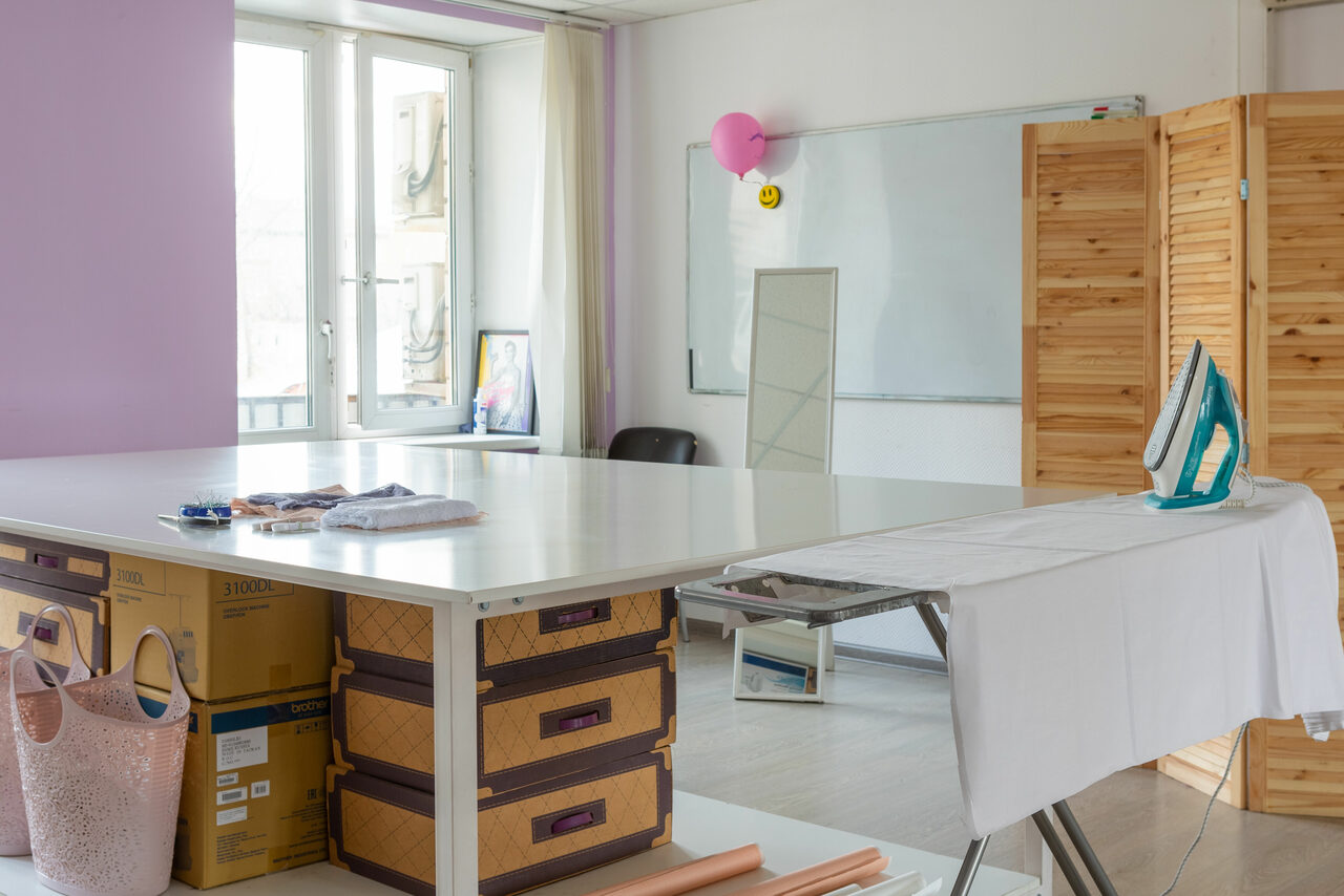 Арендовать Светлое помещение с оборудование для кройки и шитья