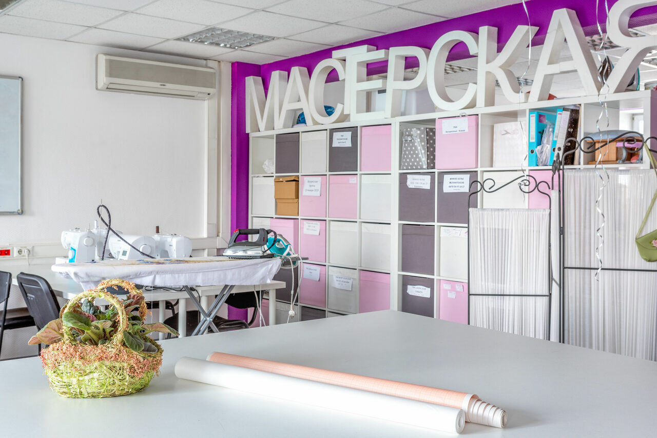 Арендовать Светлое помещение с оборудование для кройки и шитья