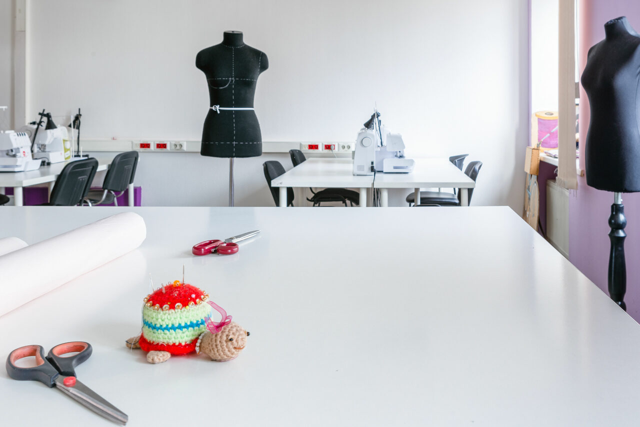 Арендовать Светлое помещение с оборудование для кройки и шитья