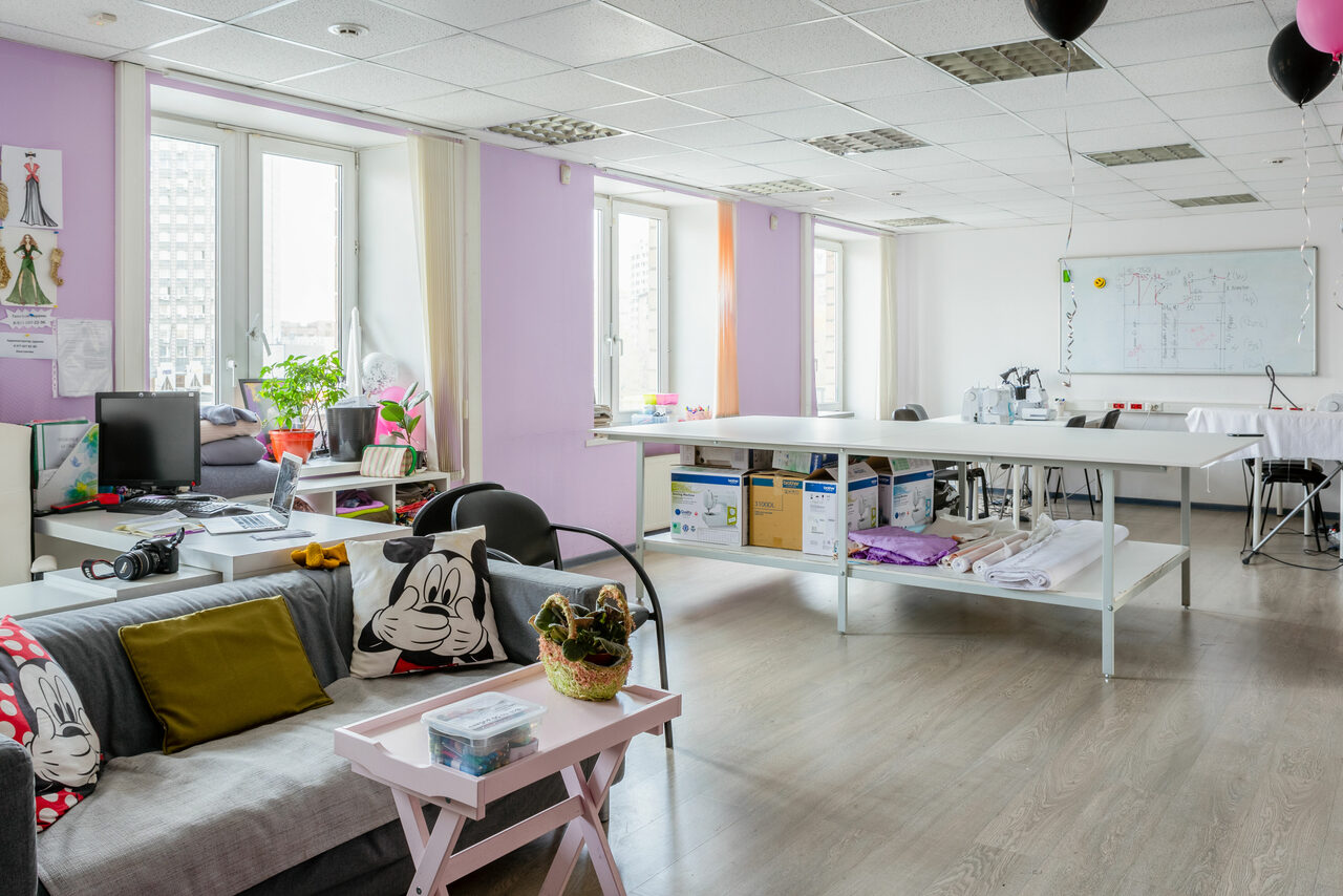 Арендовать Светлое помещение с оборудование для кройки и шитья