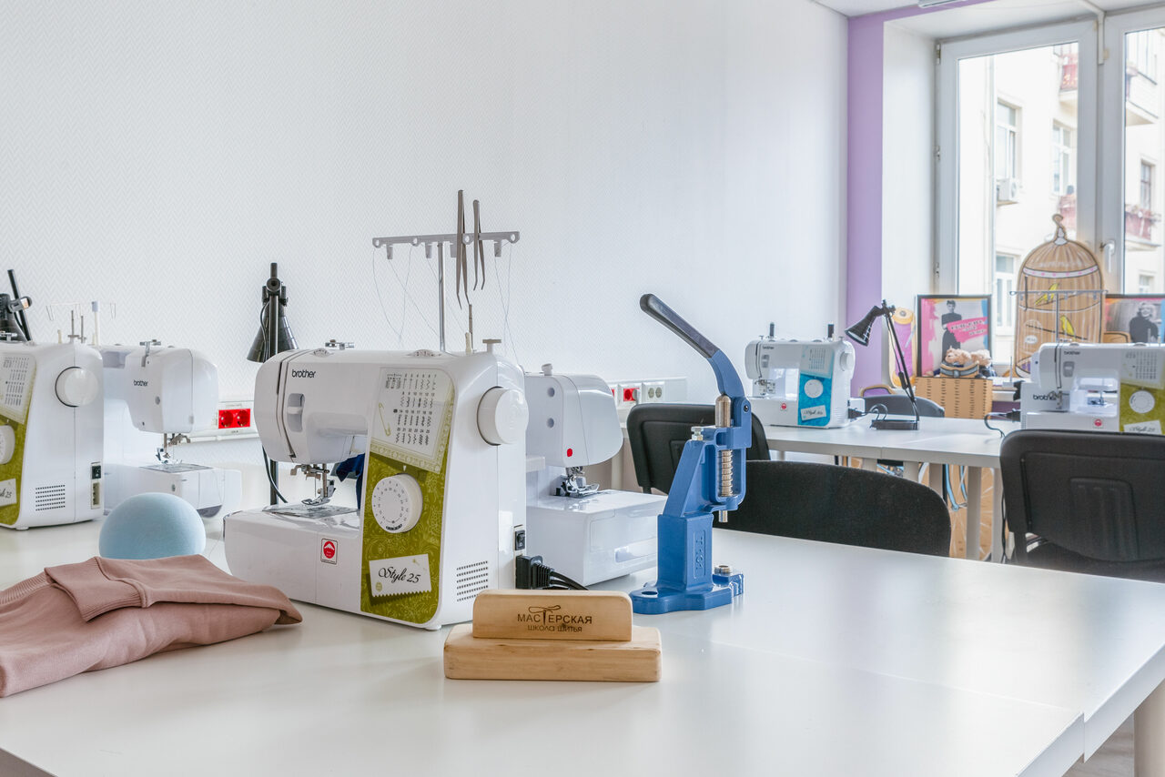 Арендовать Светлое помещение с оборудование для кройки и шитья