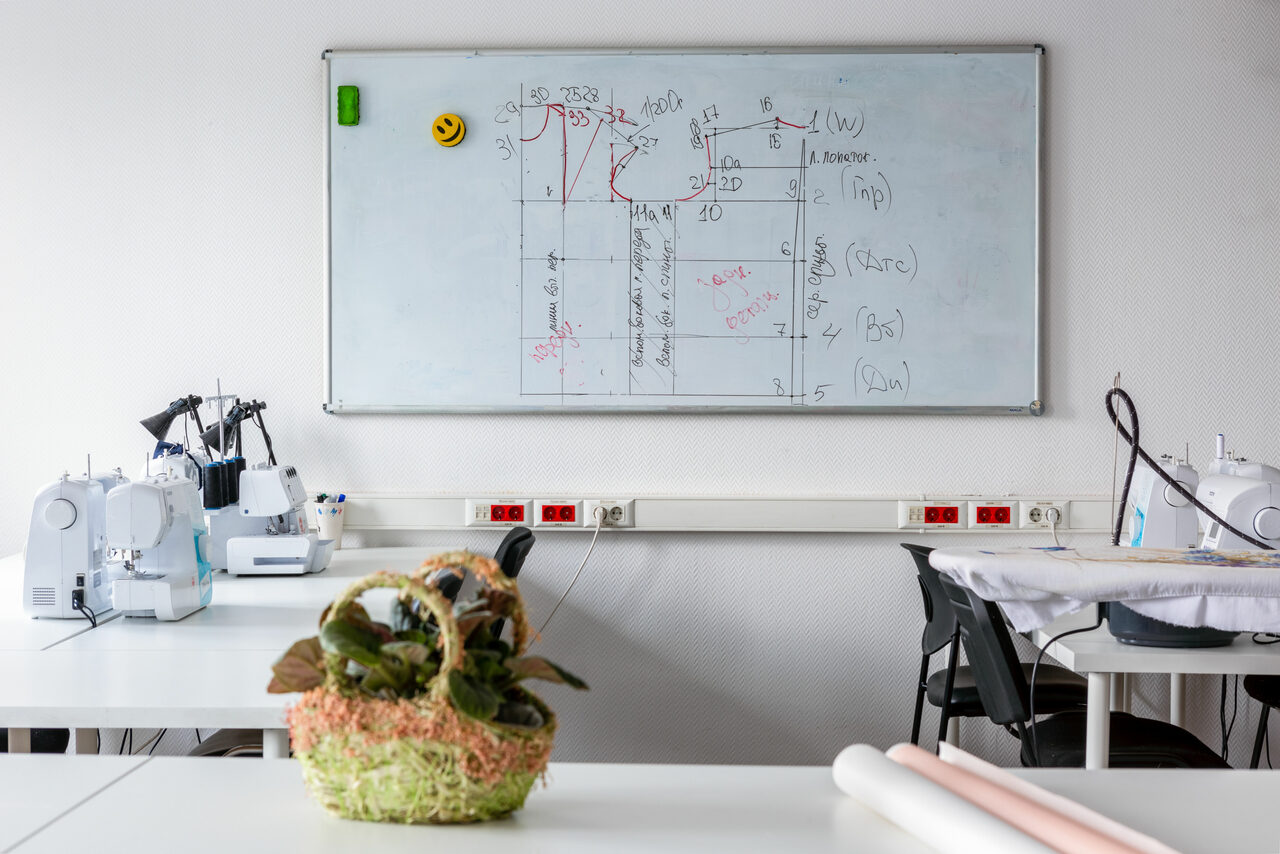 Арендовать Светлое помещение с оборудование для кройки и шитья