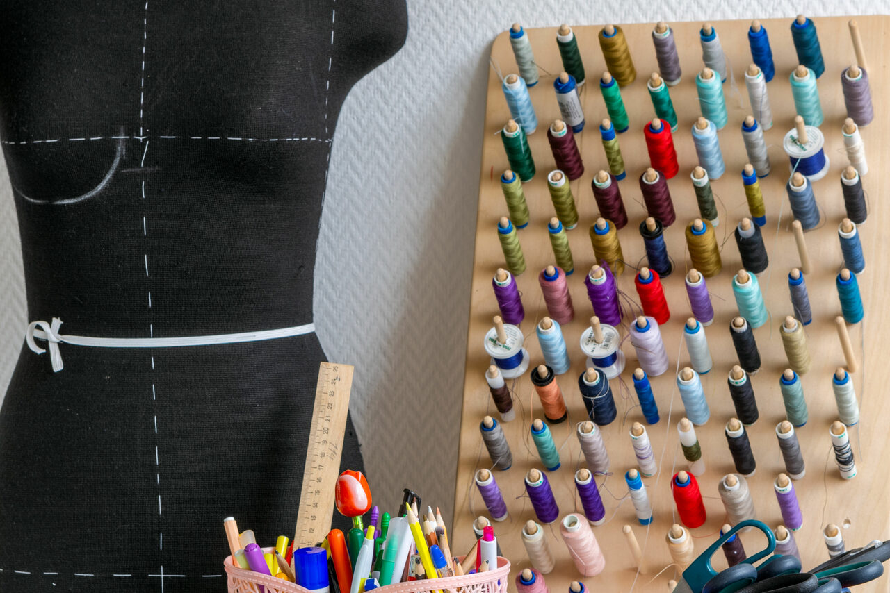 Арендовать Светлое помещение с оборудование для кройки и шитья