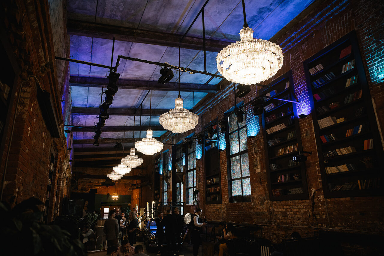 Арендовать Лофт с витражными окнами и высокими потолками