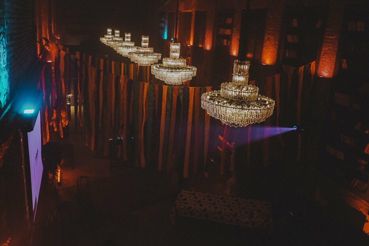 Арендовать Лофт с витражными окнами и высокими потолками