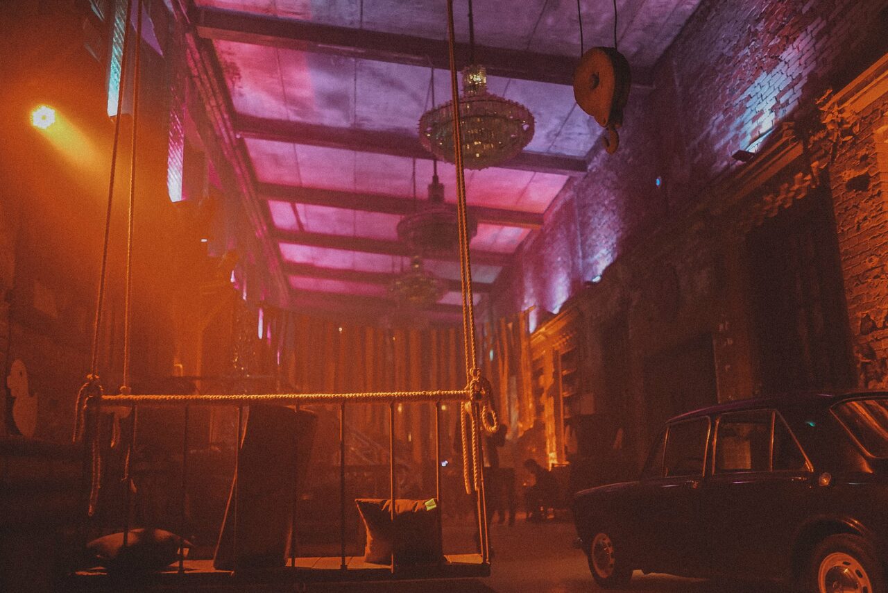 Арендовать Лофт с витражными окнами и высокими потолками