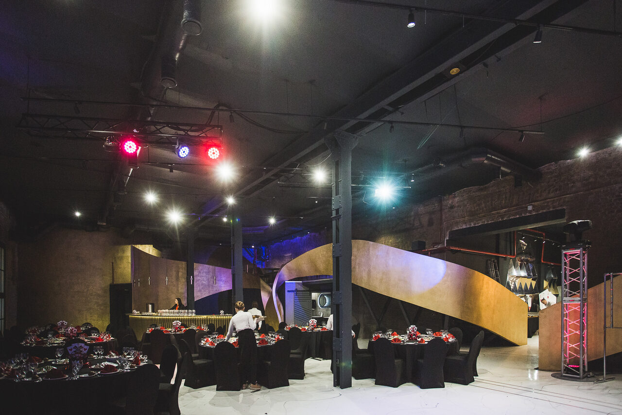 Арендовать Sala banchetti con decorazioni di design 