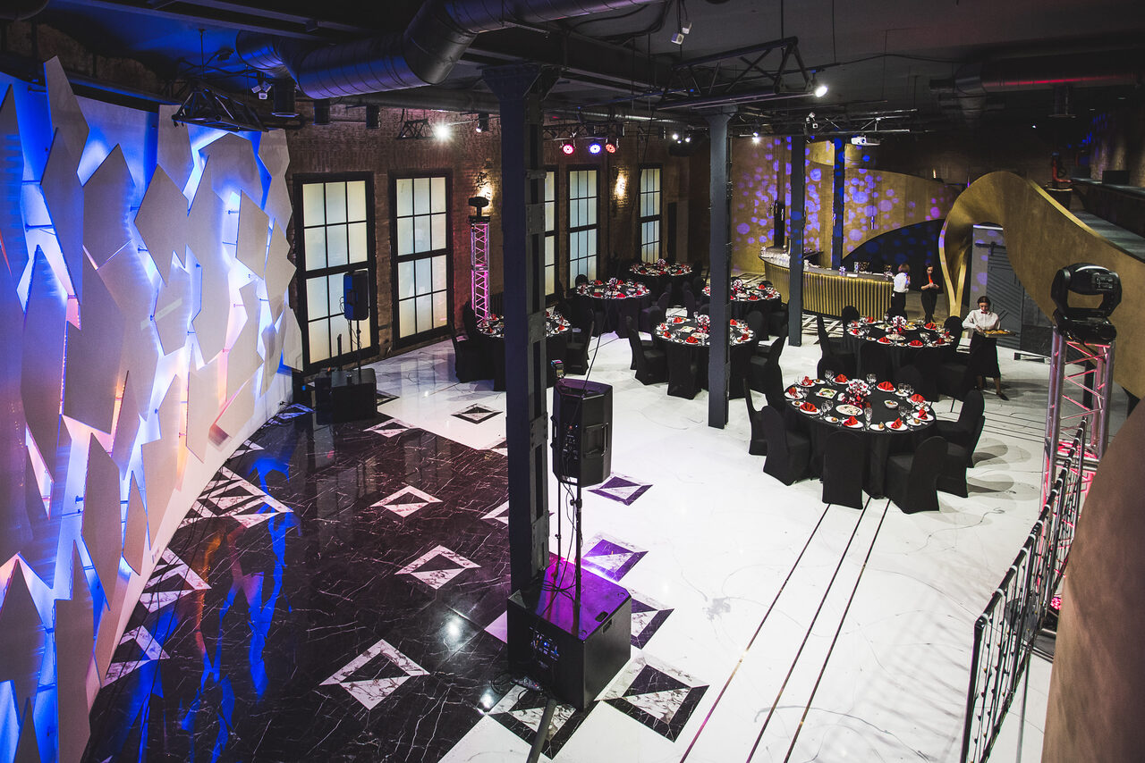 Арендовать Sala banchetti con decorazioni di design 