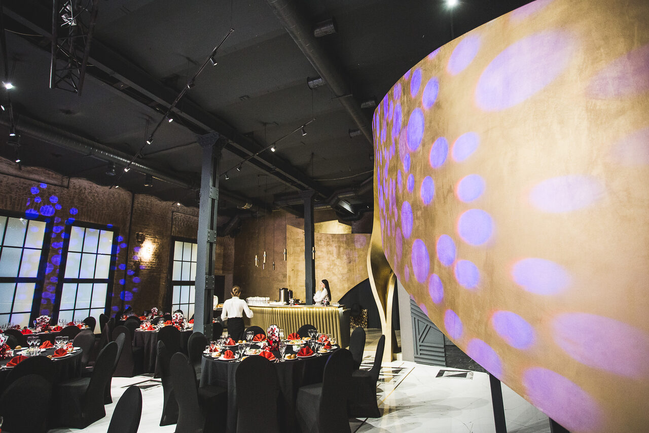 Арендовать Sala banchetti con decorazioni di design 