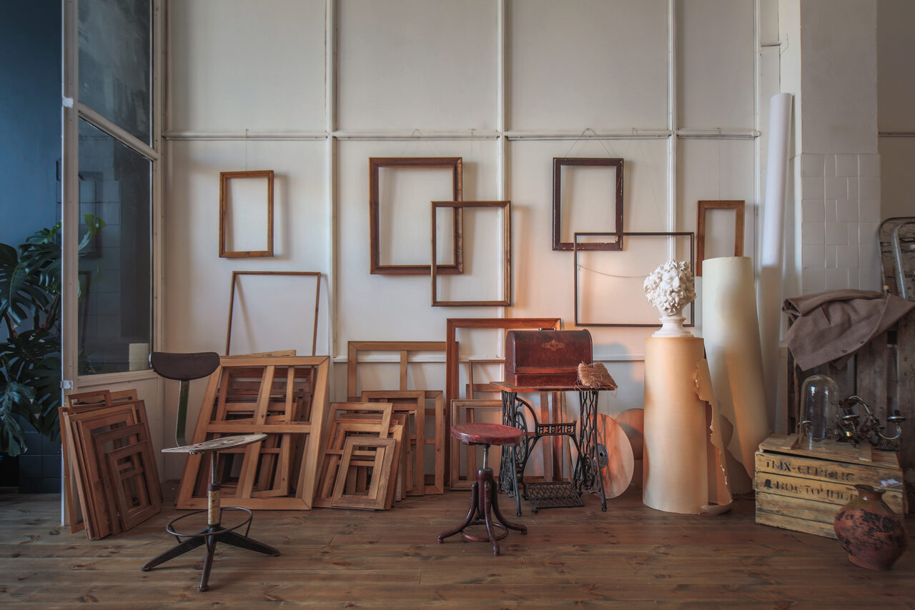 Арендовать Зал с антикварным кожаным диваном