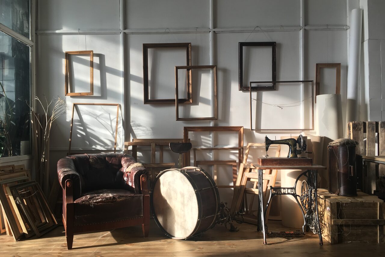 Арендовать Зал с антикварным кожаным диваном