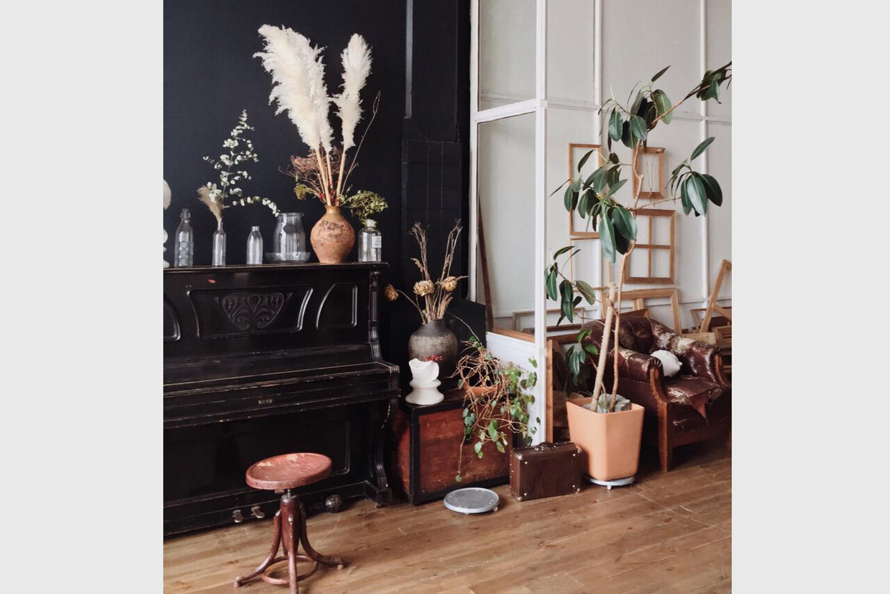 Арендовать Зал с антикварным кожаным диваном