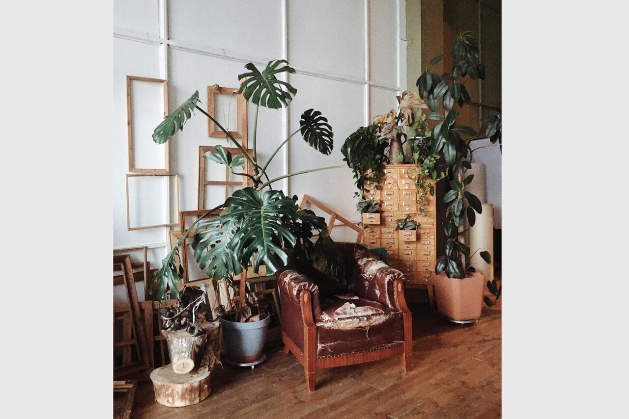 Арендовать Зал с антикварным кожаным диваном