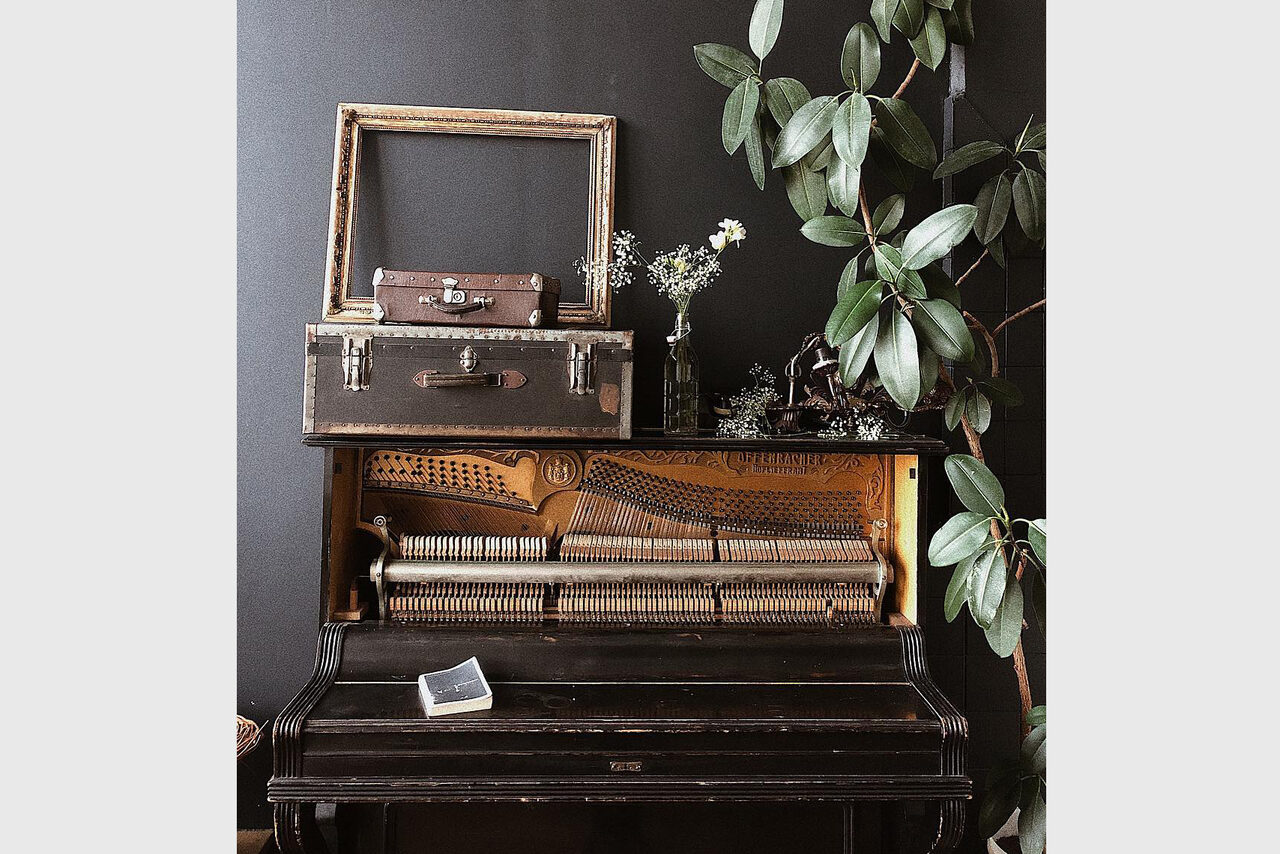 Арендовать Зал с антикварным кожаным диваном