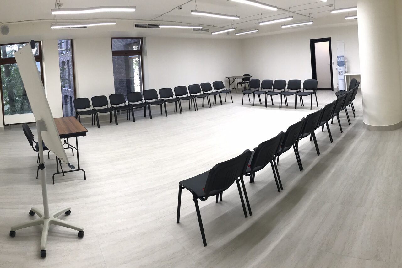 Арендовать Уник Зал с партами в центре 