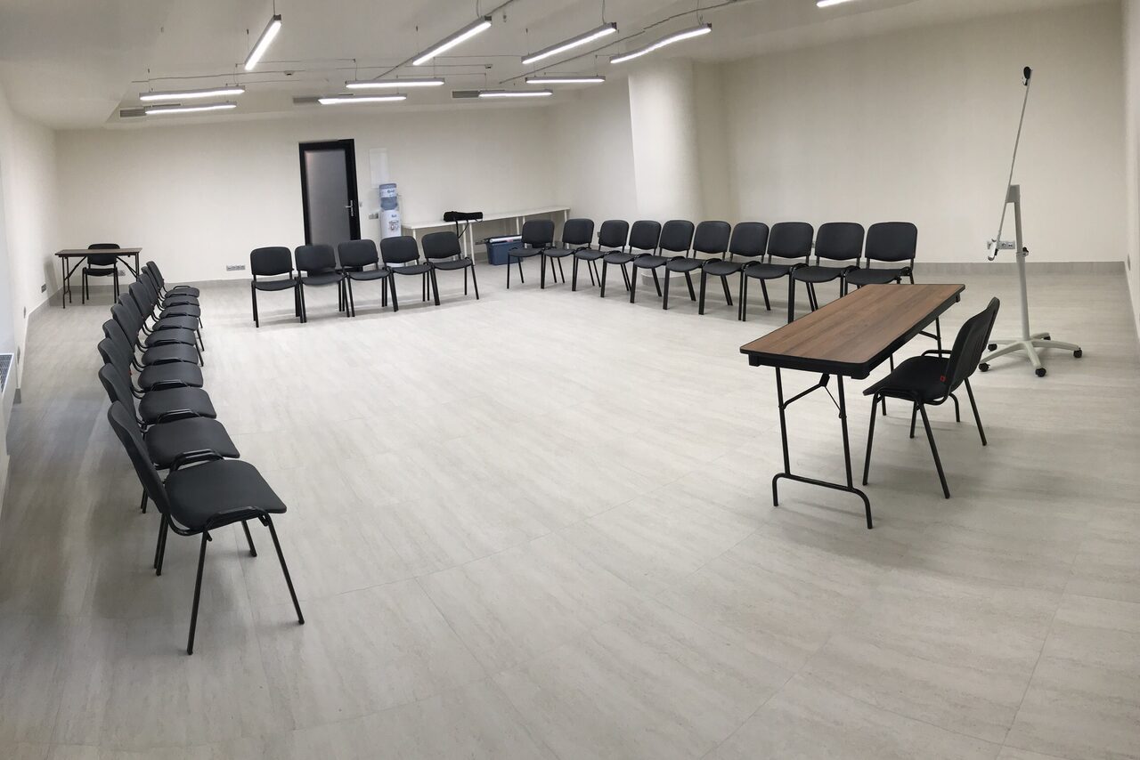 Арендовать Уник Зал с партами в центре 