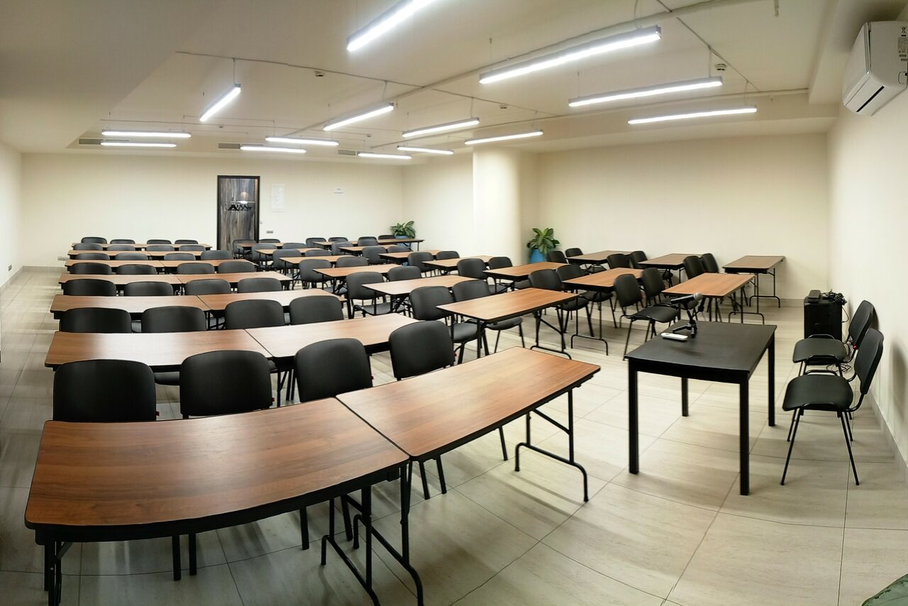 Арендовать Уник Зал с партами в центре 