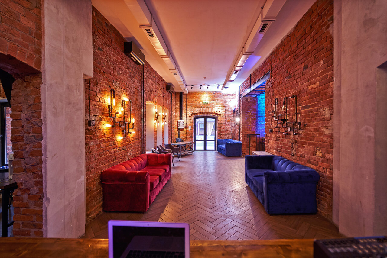 Арендовать Campus Loft. Лофт-пространство с синими диванами