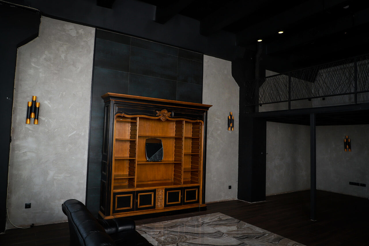 Арендовать Igloobar Лофт с красным кожаным диваном