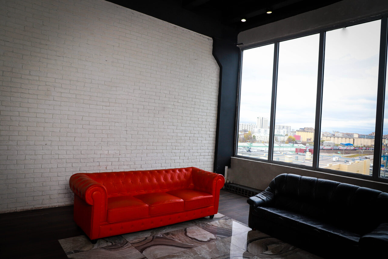 Арендовать Igloobar Лофт с красным кожаным диваном