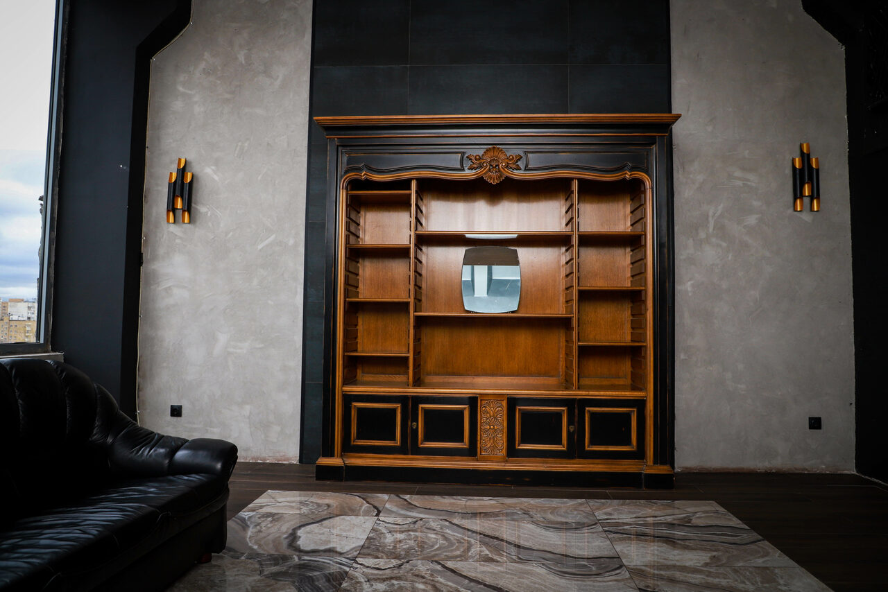 Арендовать Igloobar Лофт с красным кожаным диваном