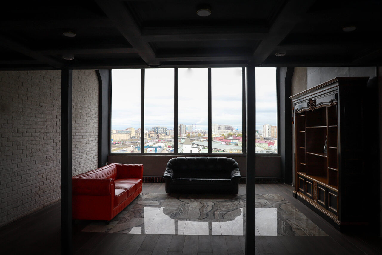 Арендовать Igloobar Лофт с красным кожаным диваном