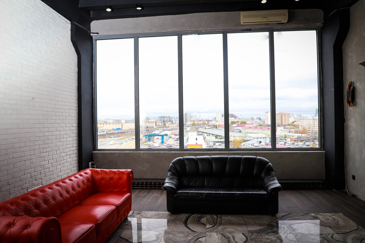 Арендовать Igloobar Лофт с красным кожаным диваном