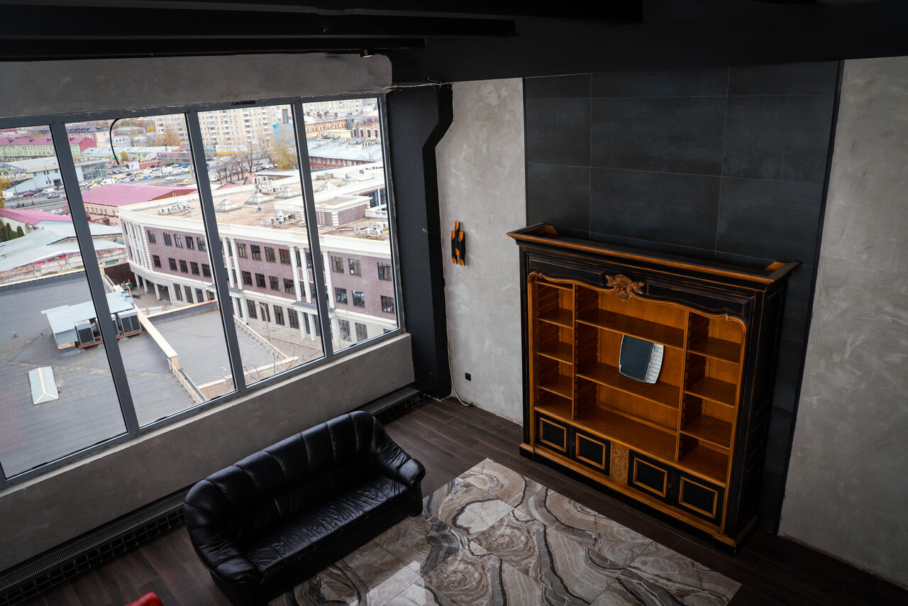 Арендовать Igloobar Лофт с красным кожаным диваном