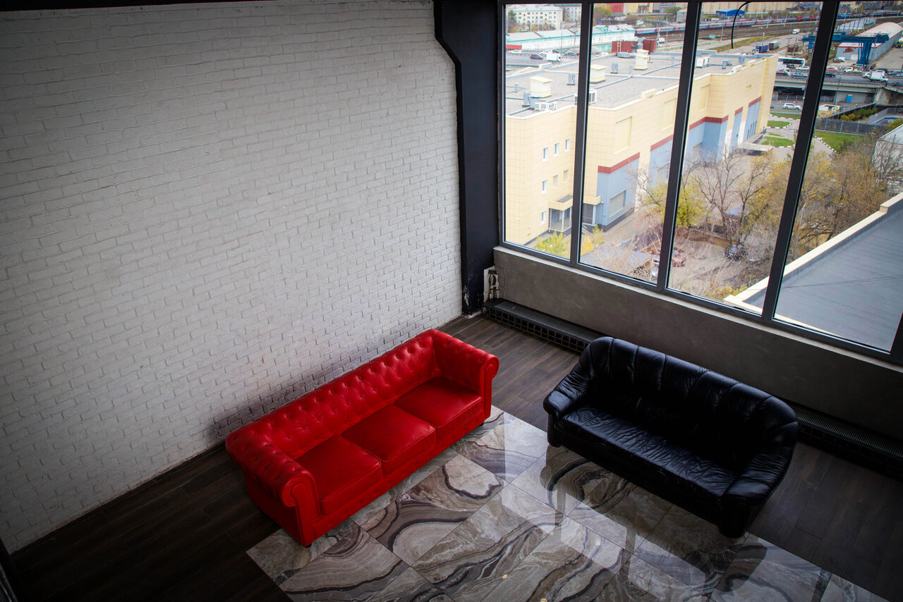 Арендовать Igloobar Лофт с красным кожаным диваном