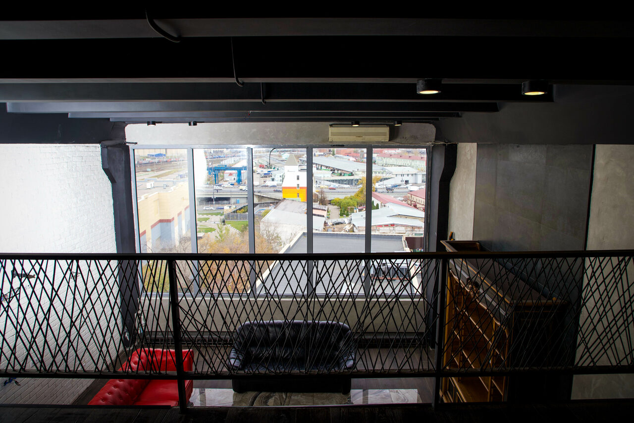 Арендовать Igloobar Лофт с красным кожаным диваном