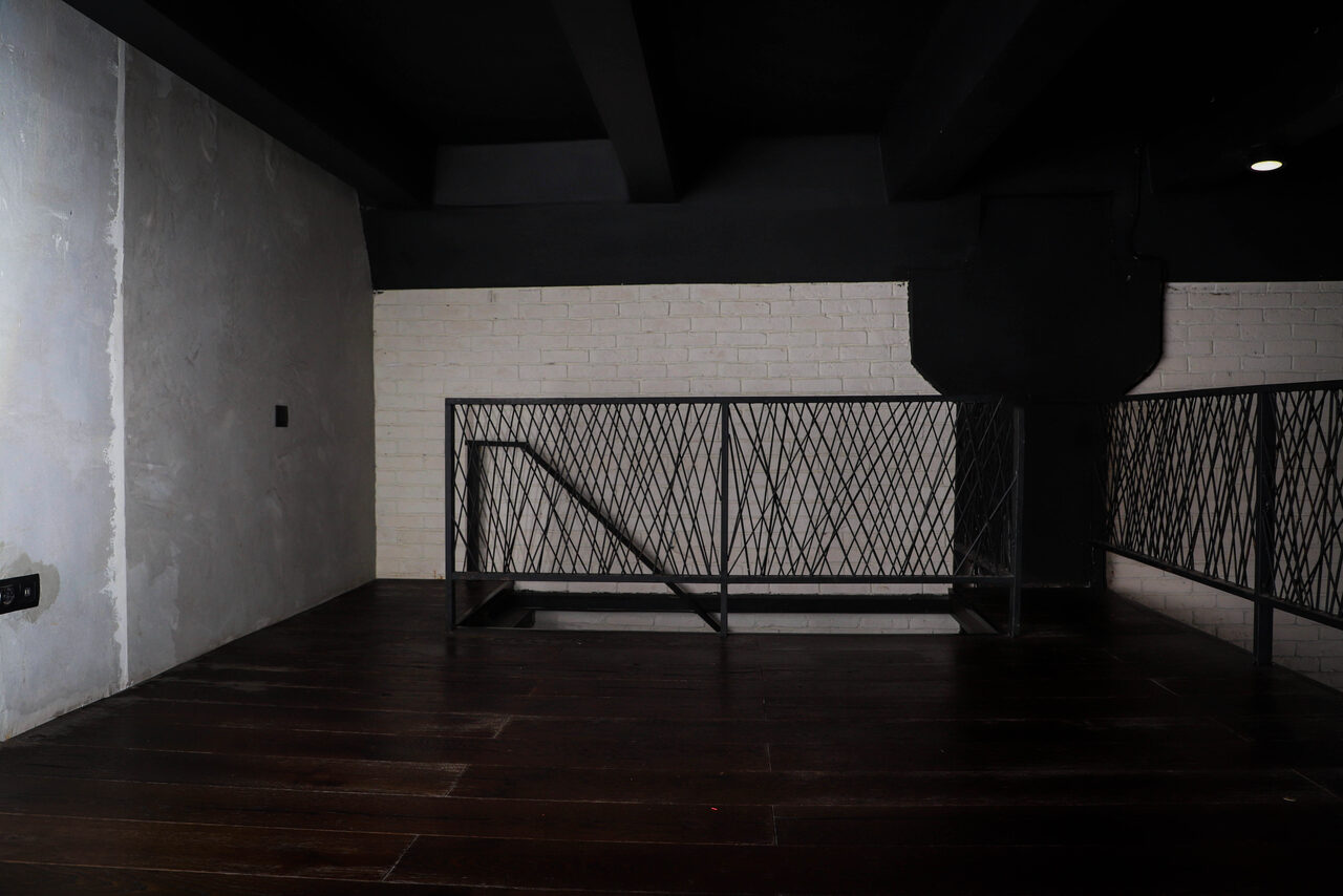 Арендовать Igloobar Лофт с красным кожаным диваном