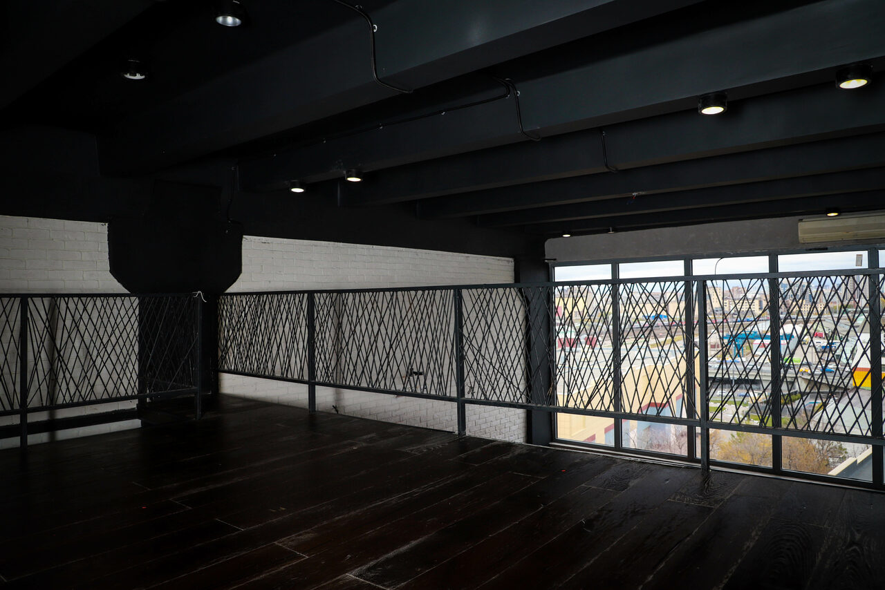 Арендовать Igloobar Лофт с красным кожаным диваном