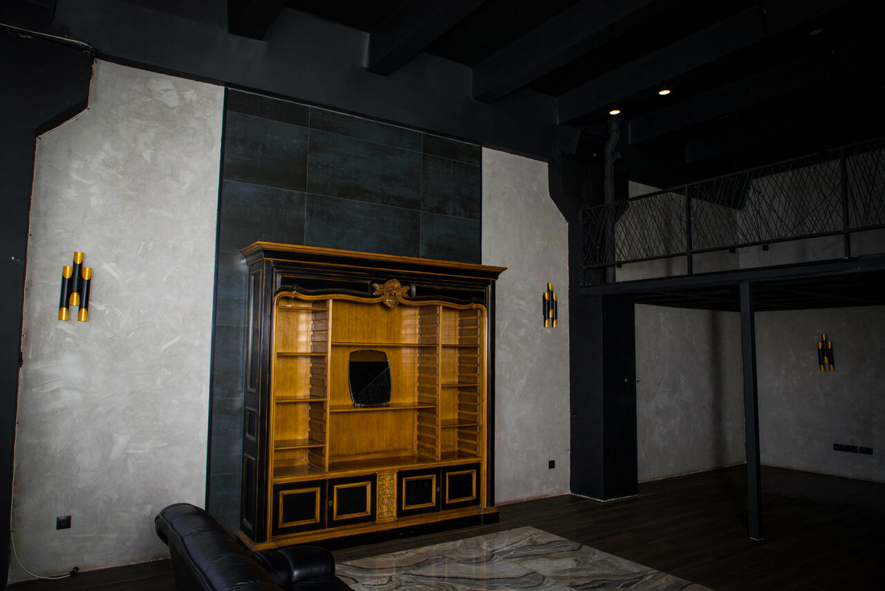 Арендовать Igloobar Лофт с красным кожаным диваном