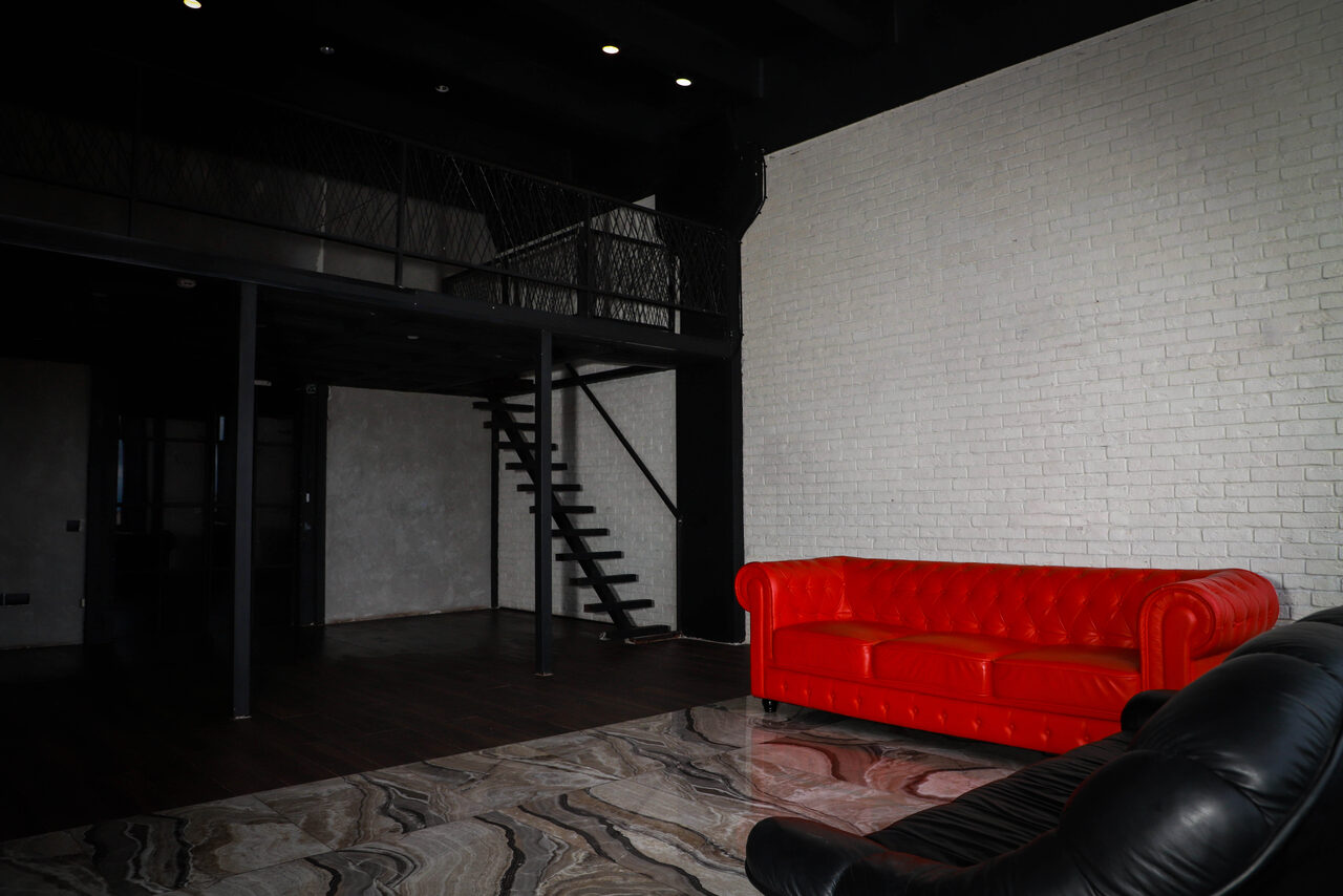 Арендовать Igloobar Лофт с красным кожаным диваном