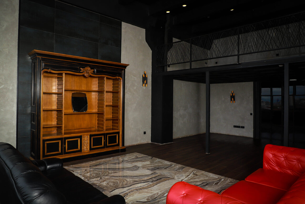 Арендовать Igloobar Лофт с красным кожаным диваном