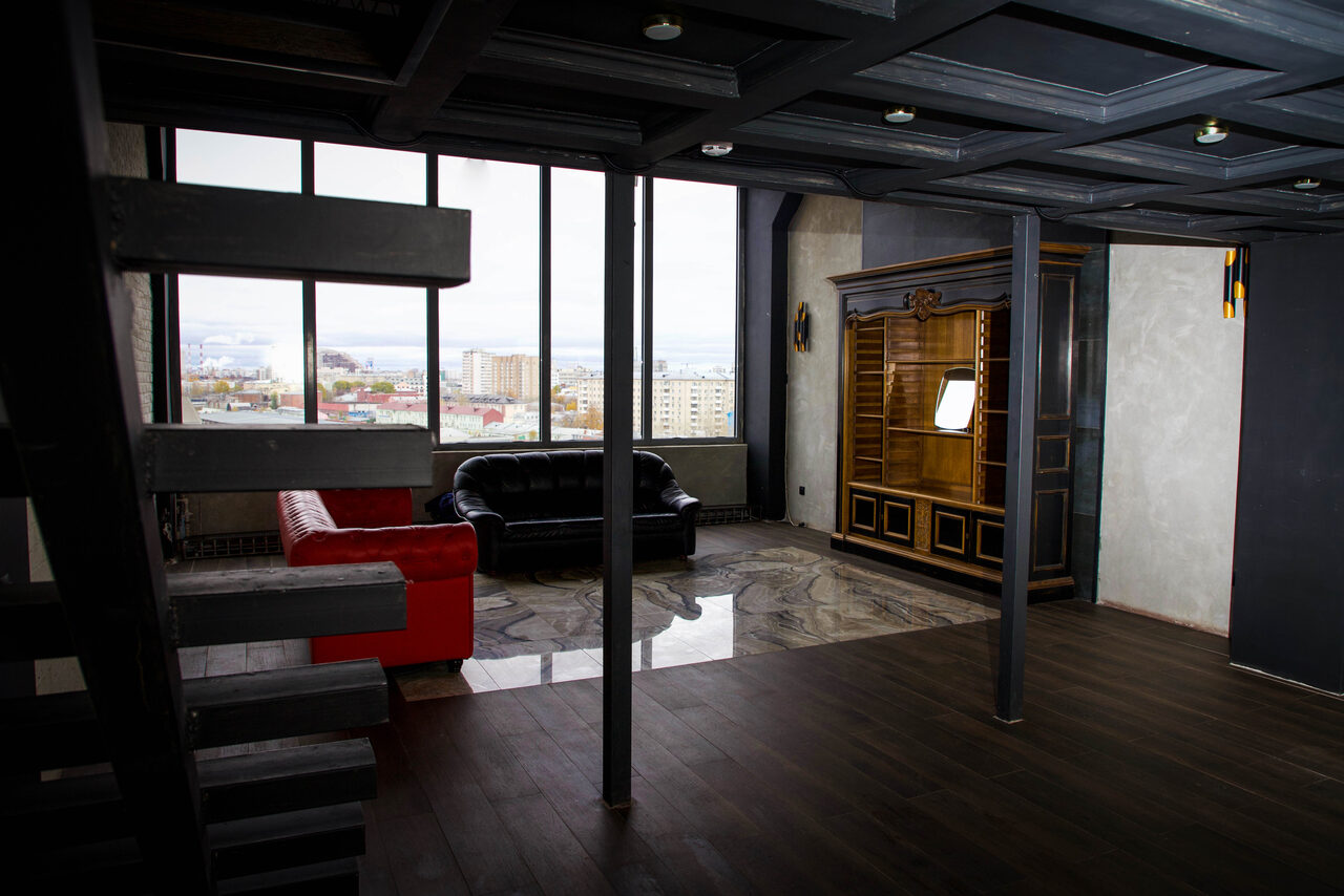 Арендовать Igloobar Лофт с красным кожаным диваном