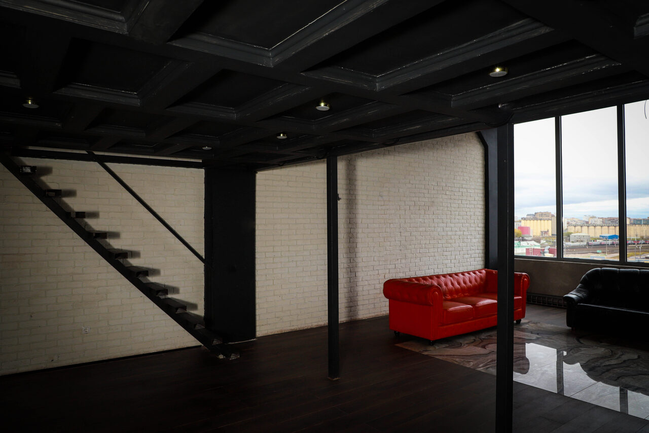 Арендовать Igloobar Лофт с красным кожаным диваном