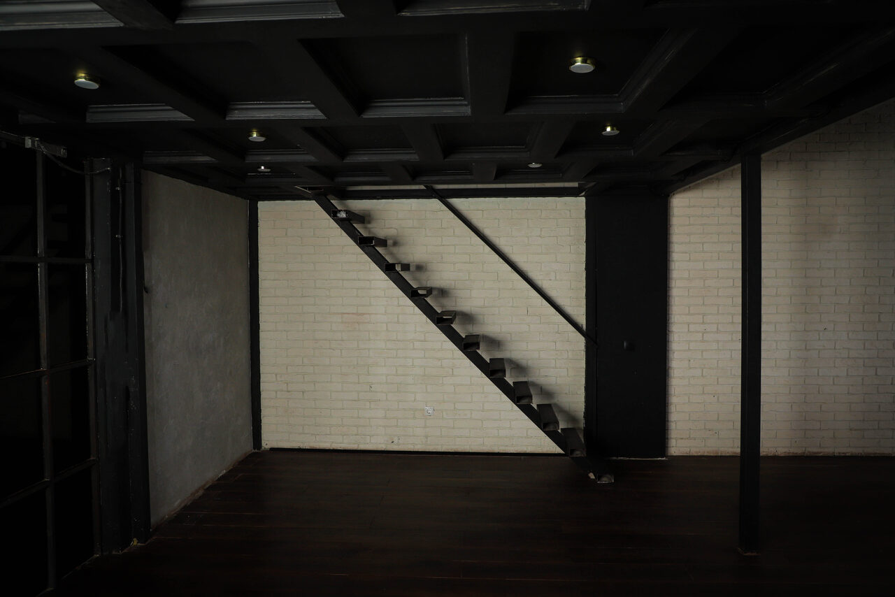 Арендовать Igloobar Лофт с красным кожаным диваном