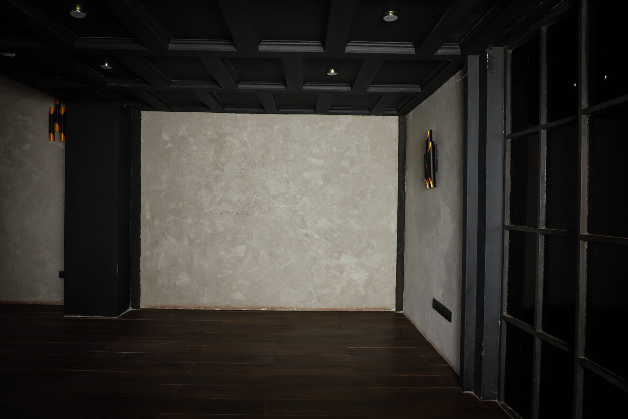 Арендовать Igloobar Лофт с красным кожаным диваном