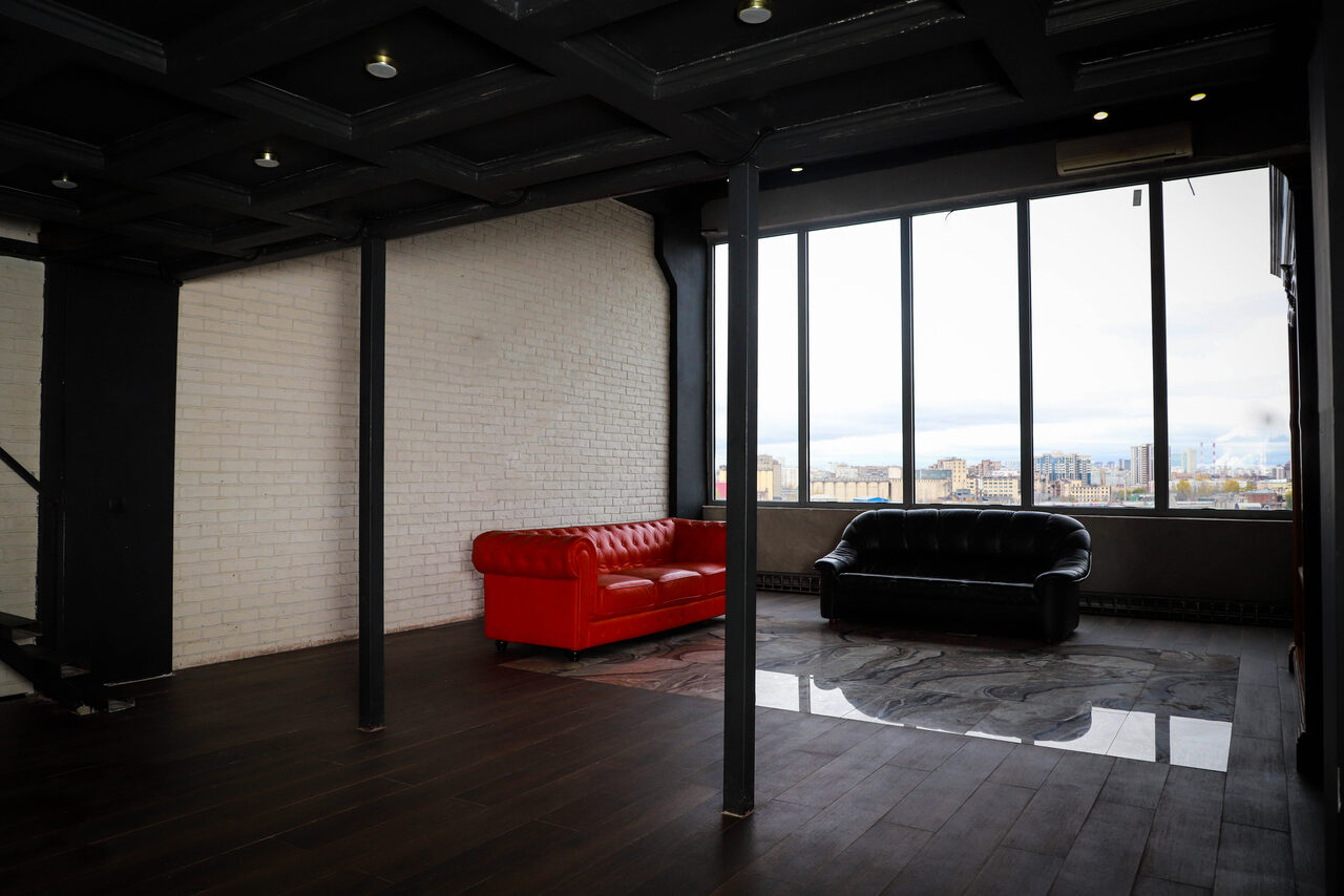 Арендовать Igloobar Лофт с красным кожаным диваном