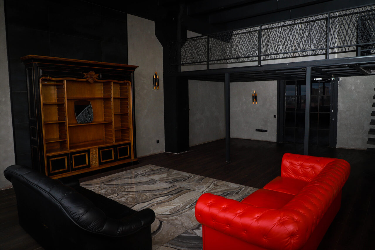 Арендовать Igloobar Лофт с красным кожаным диваном